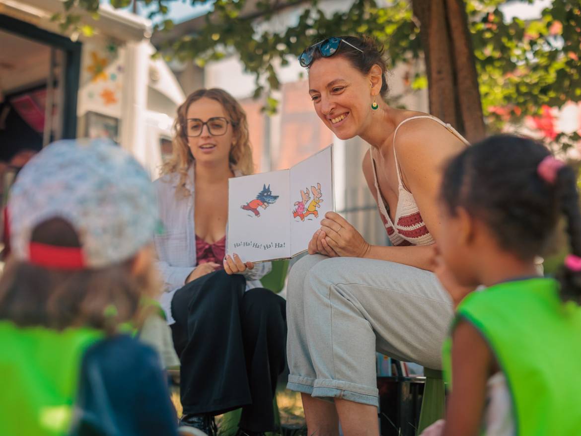 Retour au calme avec une lecture sous les arbres au square Maurice-Ferréol